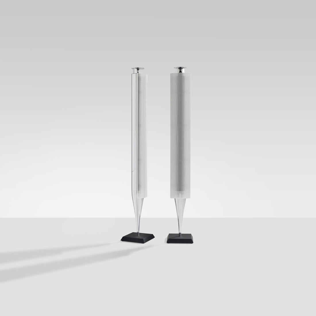 Beolab 18 – pereche în finisaj Silver White, pe fundal neutru.