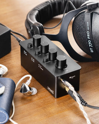 Amplificatorul Fosi Audio SK01 văzut din spate și de sus, cu intrările și ieșirile vizibile