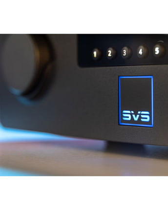 SVS Prime Wireless Pro Soundbase, prim-plan cu cele șase butoane de presetare și logo-ul SVS iluminat