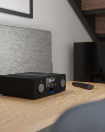 SVS Prime Wireless Pro Soundbase, aparatul pe un birou, cu display-ul afișând HDMI