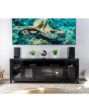 SVS Prime Wireless Pro, finisaj Piano Gloss Black, perechea pe o comodă TV sub un televizor