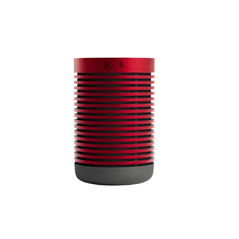 Beosound Explore Ferrari Edition, pe fundal neutru.