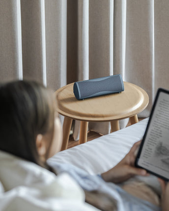 KEF Muo, finisaj Blue Aura, fotografie în ambient