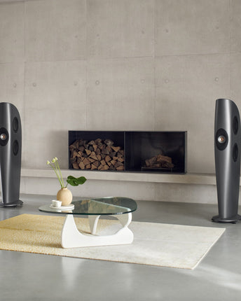 KEF Blade One Meta, finisaj Charcoal Grey / Bronze, fotografie în ambient