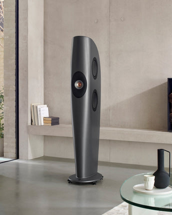 KEF Blade One Meta, finisaj Charcoal Grey / Bronze, fotografie în ambient, unghi secundar