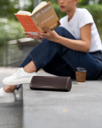 KEF Muo, finisaj Cocoa Brown, fotografie în ambient