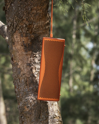 KEF Muo, finisaj Orange Moon, fotografie în ambient