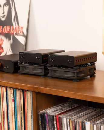 Cele două ventilatoare USB Fosi Audio văzut lateral, cu detalii ale carcasei și conexiunilor