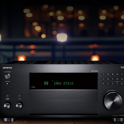Receiver AV Onkyo TX-RZ50 negru, vedere frontala, cu afisajul aprins