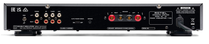 Panoul din spate al Rotel A8: intrarea phono, intrările analogice RCA și bornele pentru boxe