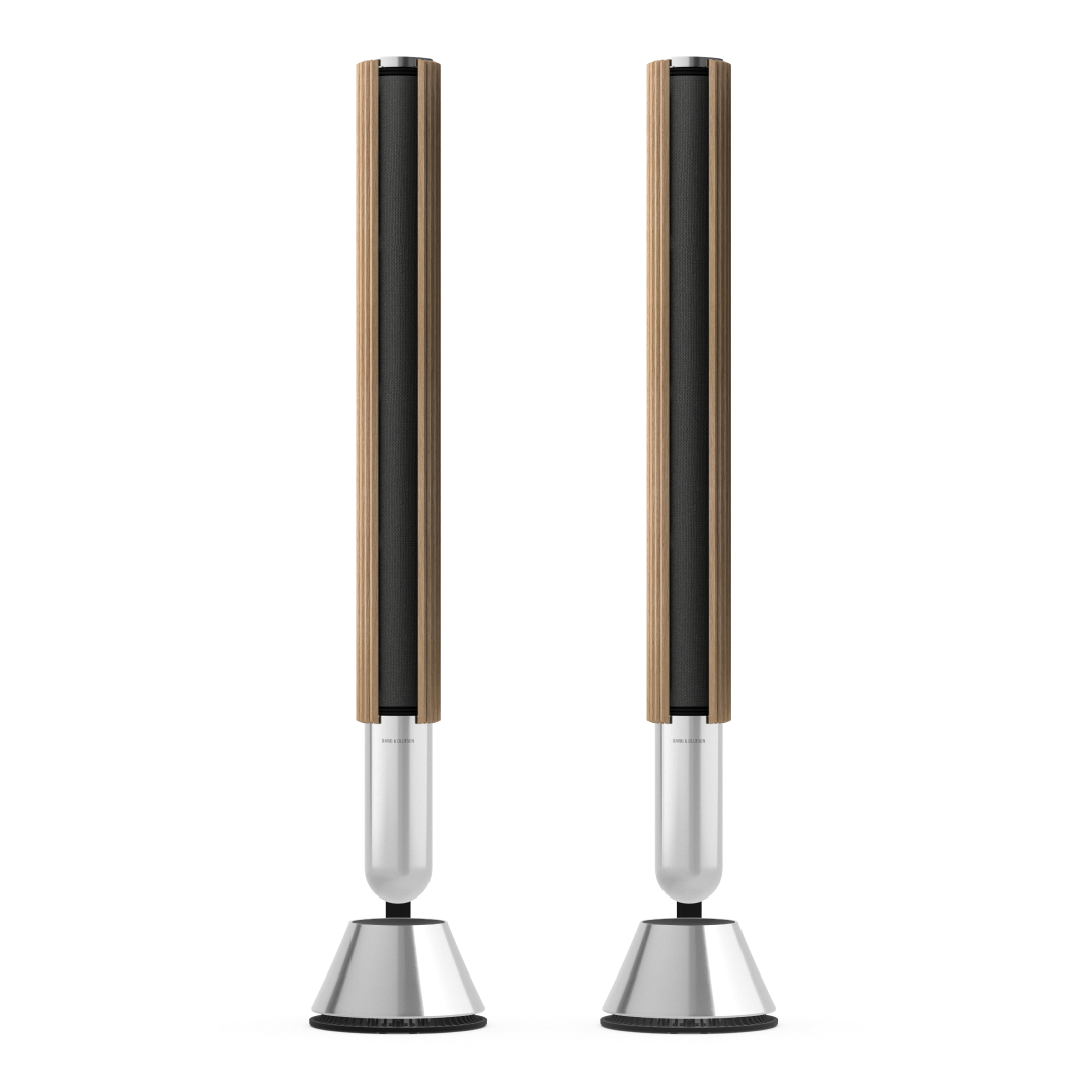 Beolab 28 floor stand în finisaj Light Oak / Natural Aluminium, pe fundal neutru.