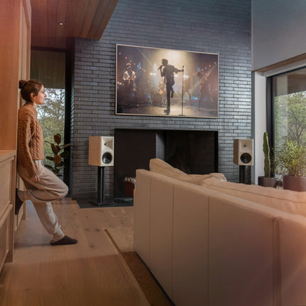 Двойка Klipsch The Nines II в дъбов финиш, на стойки, до телевизор, който възпроизвежда концерт