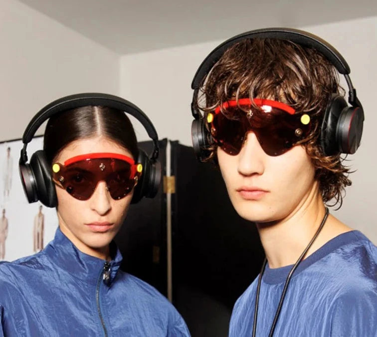 Beoplay H95 Ferrari Edition în finisaj Ferrari Limited Edition, pe fundal neutru.