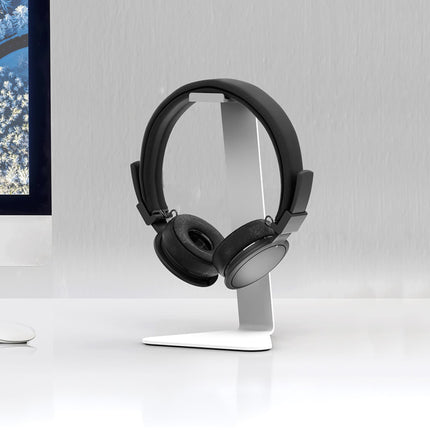 Бяла стойка Kanto Audio H1 със слушалки на бяло бюро