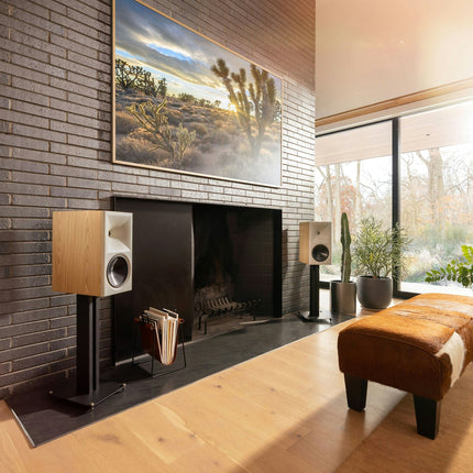 Двойка Klipsch The Nines II в дъбов финиш, със свалени грилове, на стойки до камина