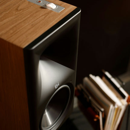 Близък план на панела за управление върху корпуса на Klipsch The Nines II в орехов финиш и на рупора Tractrix