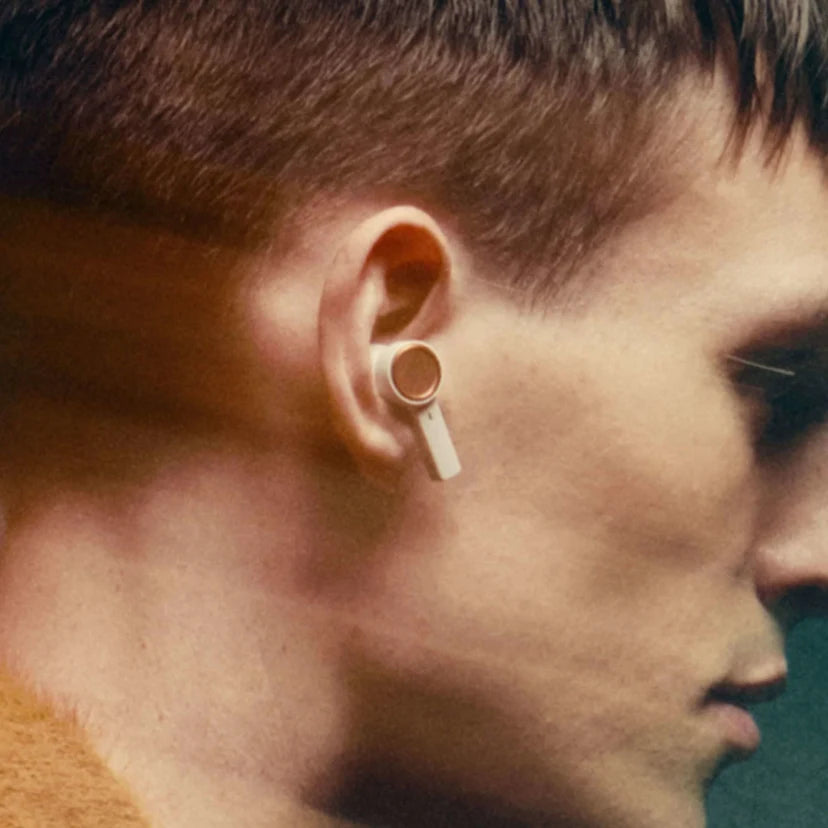 Beoplay Eleven în finisaj Natural Aluminium, pe fundal neutru.