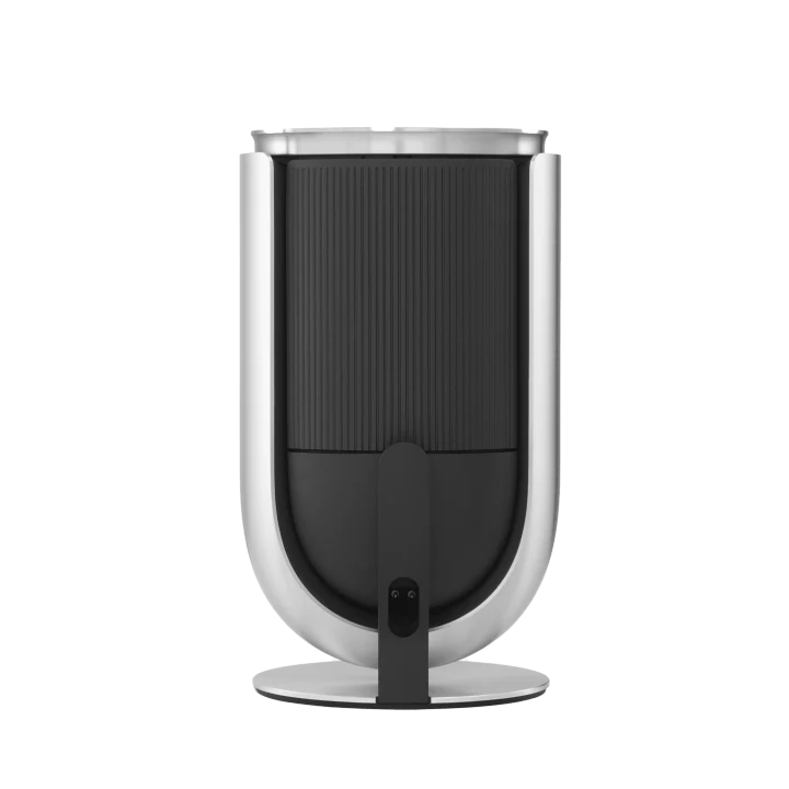 Beolab 8 – pereche, cu stativ de masă — imagine de ambianță.