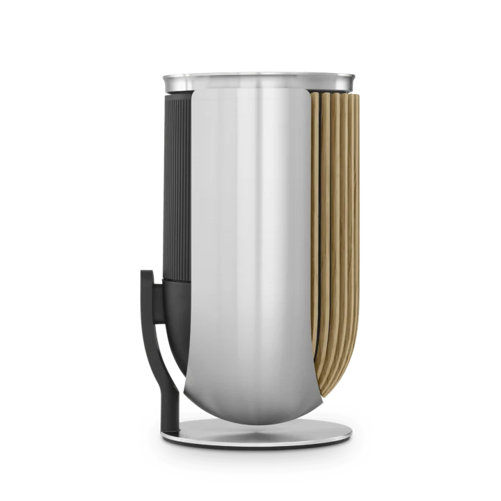 Beolab 8 – pereche, cu stativ de masă — imagine de ambianță.