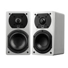 SVS Prime Satellite, finisaj Piano Gloss White, perechea de boxe compacte pe fundal alb
