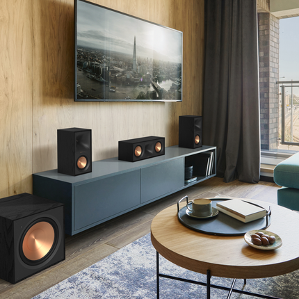 Sistem home cinema Klipsch cu boxa de centru R-50C intre doua boxe de raft si un subwoofer