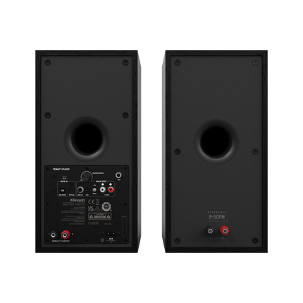 Panourile din spate ale perechii Klipsch R-50PM: boxa activa cu intrari USB, optic, AUX, phono si iesire de subwoofer, alaturi de boxa pasiva cu port bass-reflex