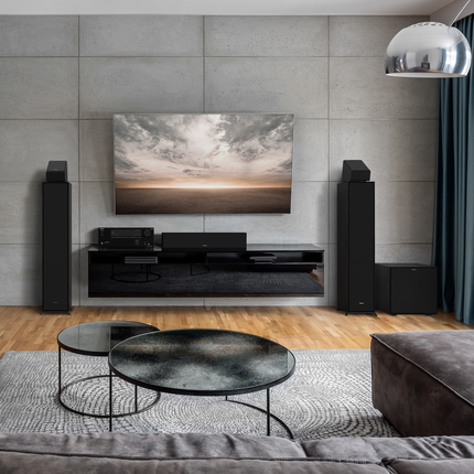Doua boxe Klipsch R-600F cu grilele montate, intr-un living cu televizor si restul sistemului vandut separat