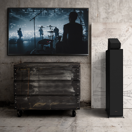 Boxa Klipsch R-600F cu grila montata, cu un modul de inaltime Atmos deasupra (vandut separat)