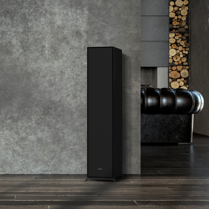 Boxa Klipsch R-600F cu grila montata, intr-un interior cu perete de beton