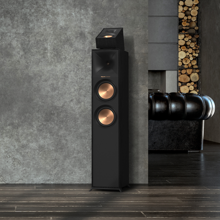 Boxa Klipsch R-600F intr-un living modern, cu un modul de inaltime Atmos asezat deasupra ei (vandut separat)