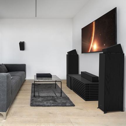 Boxe Klipsch R-600F cu grilele montate, intr-un living luminos cu restul sistemului vandut separat