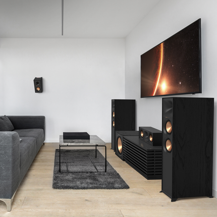 R-605FA intr-un living luminos, langa un televizor mare montat pe perete