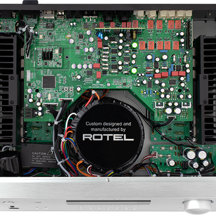 Rotel RA-1572MKII, interiorul: transformatorul toroidal și etajul final