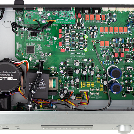 Rotel RC-1572MKII, interiorul: transformatorul toroidal și placa principală
