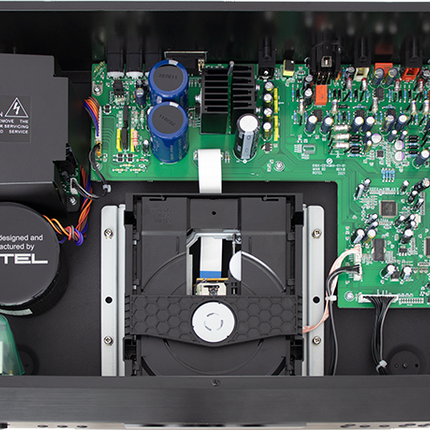 Rotel RCD-1572MKII, interiorul: mecanismul CD și transformatorul toroidal