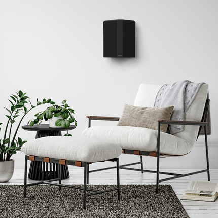 Klipsch RP-502S II Ebony montata pe perete, cu grila