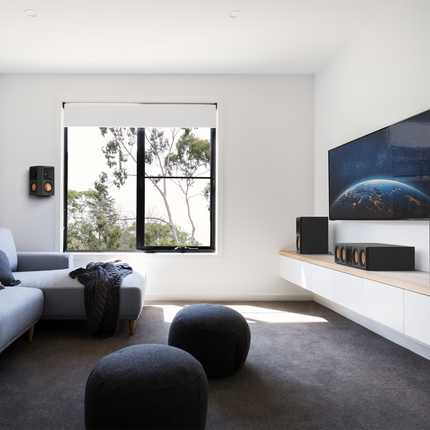 Klipsch RP-502S II Ebony pe peretele lateral al unei camere cu home cinema