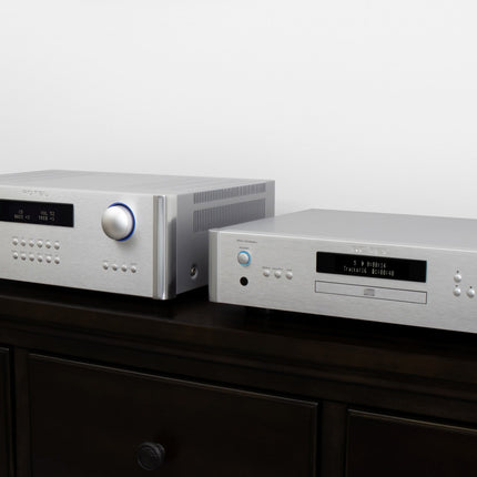 Rotel RA-1572MKII și Rotel RCD-1572MKII, argintii, pe o comodă