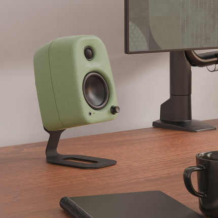 Boxă verde pe un stativ Kanto Audio SU2 negru, pe birou