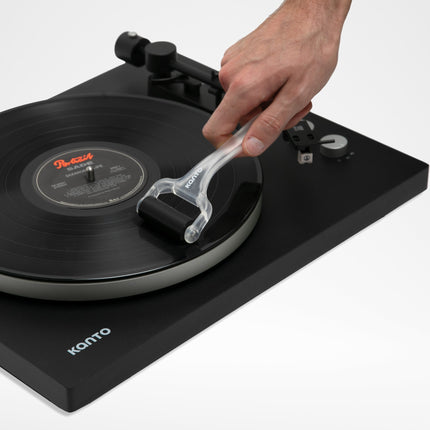 Rola din silicon Kanto Audio TT-GKIT trecută peste un disc de vinil pe un pick-up Kanto