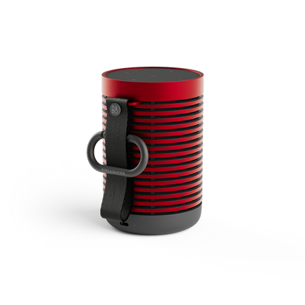 Beosound Explore Ferrari Edition din spate, cu cureaua și carabiniera atașate