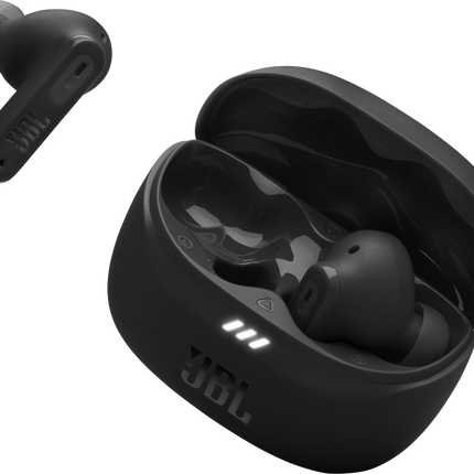 Слушалки JBL Tune Beam 2 (черно): отворен калъф за зареждане и една слушалка до него