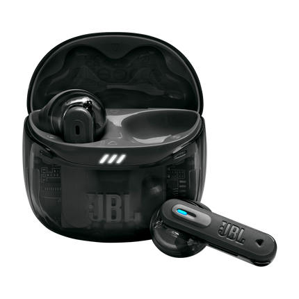 Căști JBL Tune Flex 2 (Ghost Black): carcasa de încărcare deschisă și o cască, fotografie de studio