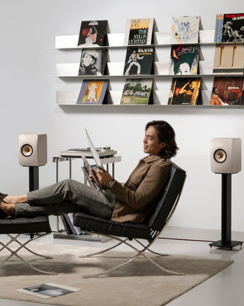 KEF LS50 Meta, finisaj Sand Shell, fotografie în ambient