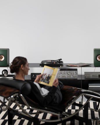 KEF LS50 Meta, finisaj Moss Green, fotografie în ambient