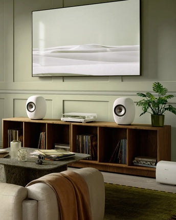 KEF LS Luxe Mineral White cu subwoofer, în living