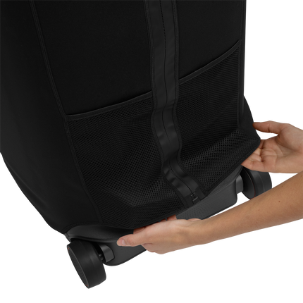 Husa JBL PartyCover 520 întinsă cu mâna peste baza boxei