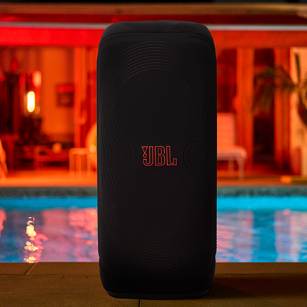 Boxa JBL PartyBox 720 în husa JBL PartyCover 720, într-un cadru de petrecere