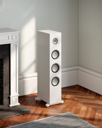 KEF Q11 Meta, finisaj Satin White, fotografie în ambient, vedere laterală