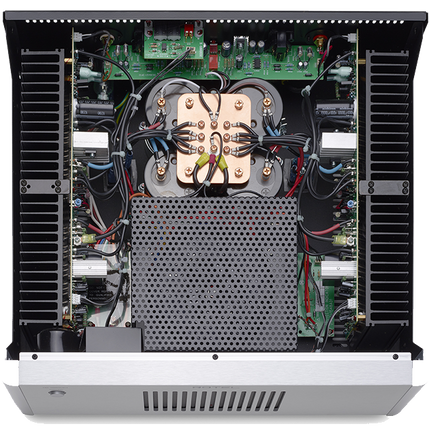 Interiorul Rotel RB-1582 MkII: placa de împământare din cupru, transformatorul și radiatoarele laterale ale celor două canale